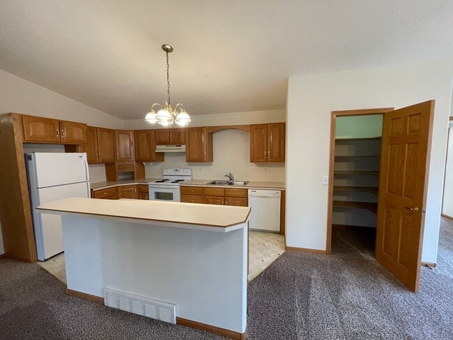 Building Photo - Large and Spacious Duplex