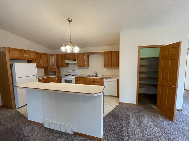 Building Photo - Spacious Duplex near Manhattan Country Club!