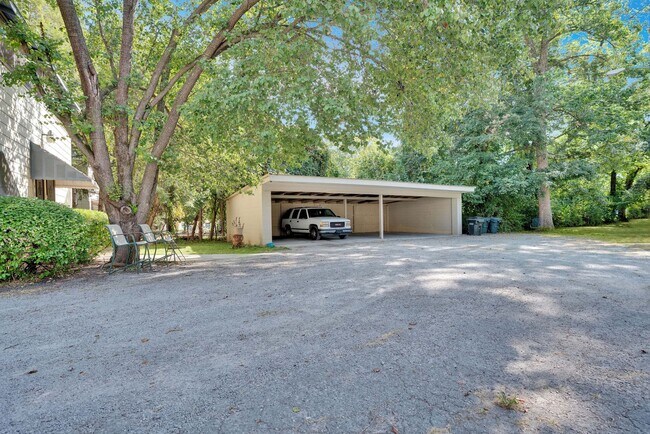 Building Photo - 2008 S Main St