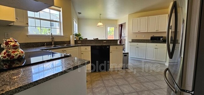 Building Photo - 3136 Sacramento Dr