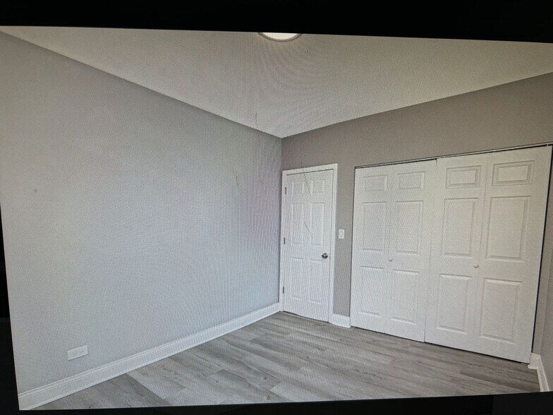 Building Photo - 4611 South Drexel Blvd