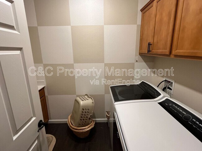 Building Photo - 608 Somerset Way