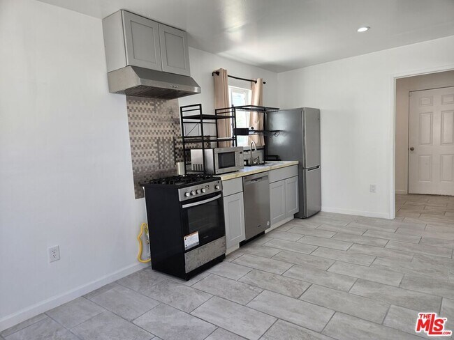 Building Photo - 300 S La Peer Dr