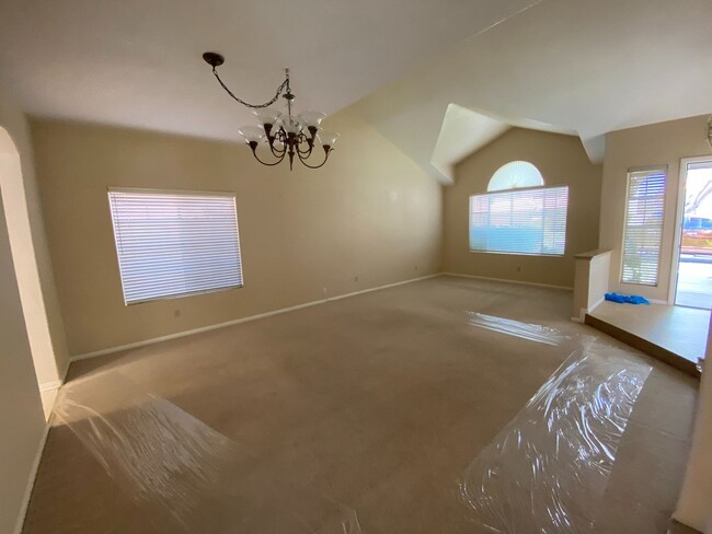 Building Photo - 4 bed/2.5 bath 2400+ sq ft in Gated Painte...