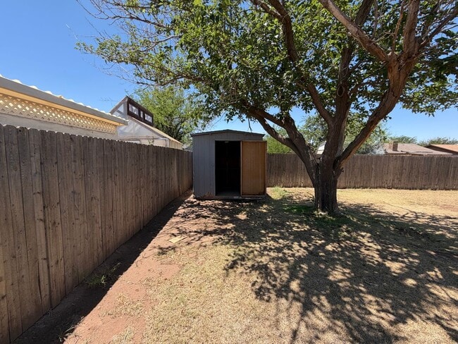 Building Photo - 3 BED/2 BATH/2 CAR GARAGE: AVAILABLE NOW!!