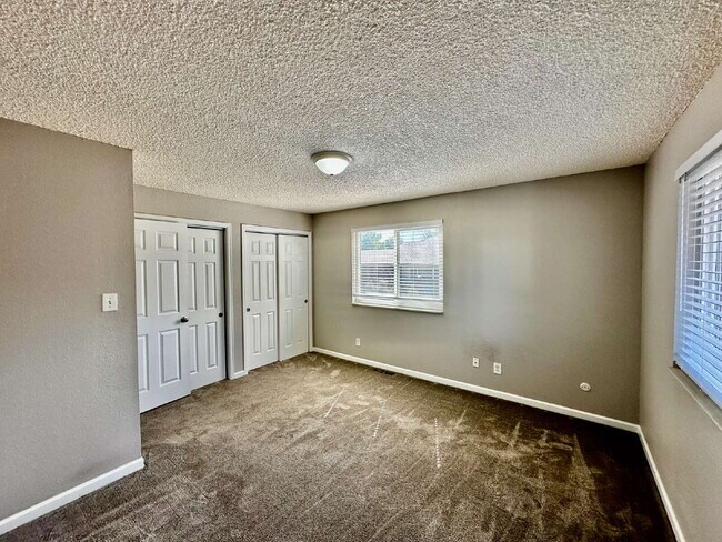 Building Photo - AVAILABLE NOW!! Wonderful 3 bed/2 bath hal...