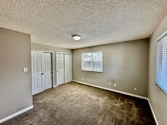 Building Photo - AVAILABLE OCTOBER! Wonderful 3 bed/2 bath ...