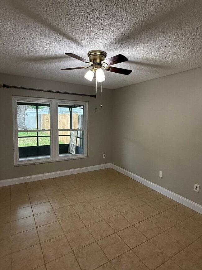 Building Photo - Charming 2 bedroom, 2 bath Home HEATHER LAKES