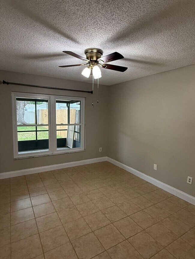 Building Photo - Stylish 2-Bedroom, 2-Bath Home in the Hear...