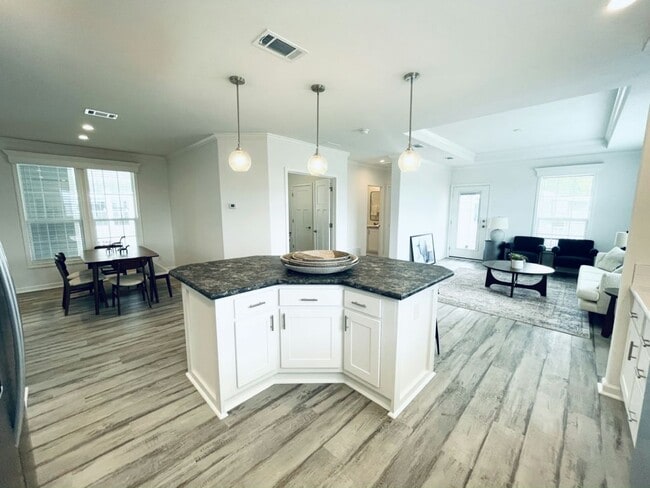 Building Photo - 34628 Ballyhoo Dr