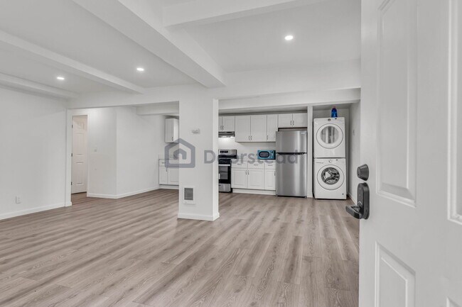 Building Photo - 551 Hichborn St