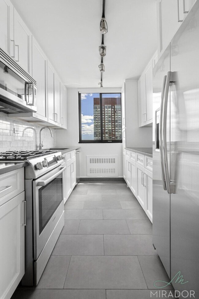 Building Photo - 3 bedroom in New York NY 10023