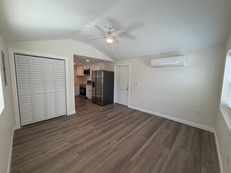 Building Photo - 5253 Burlington Ave N
