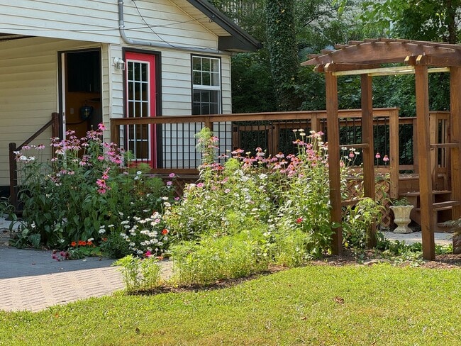 Building Photo - Historic Shiloh - One Level, Three Bedroom...