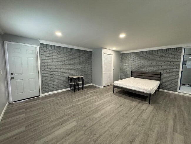 Building Photo - 5971 Robin Hood Ln