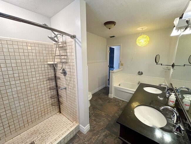 Building Photo - 1824 SW 35th Ave