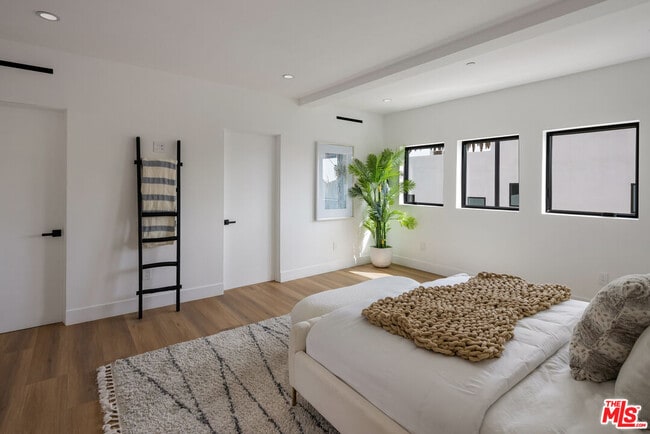 Building Photo - 1247 1/2 W Bellevue Ave