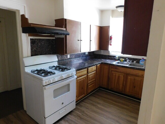 Building Photo - Private Entry First Floor Apartment