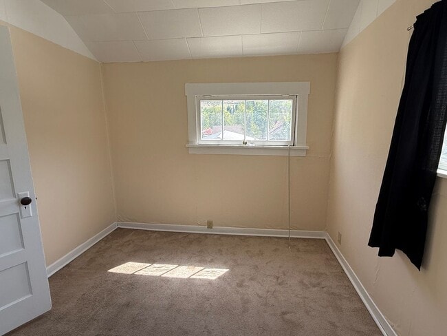 Building Photo - Now renting 1 Bedroom Home