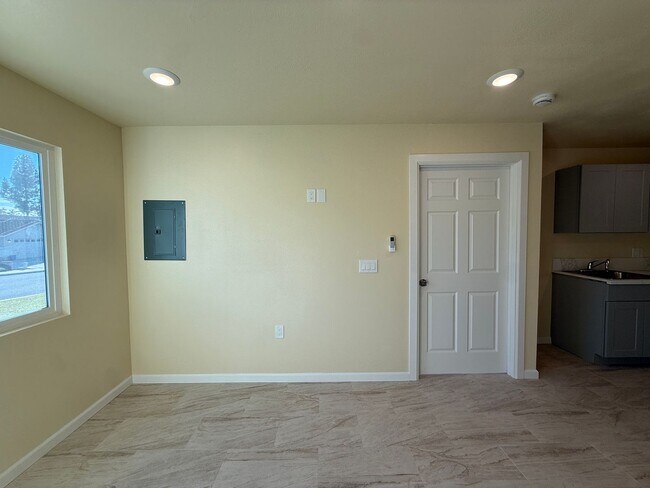 Building Photo - R71300