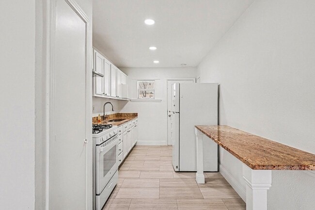 Building Photo - 2211 Barbell Ln