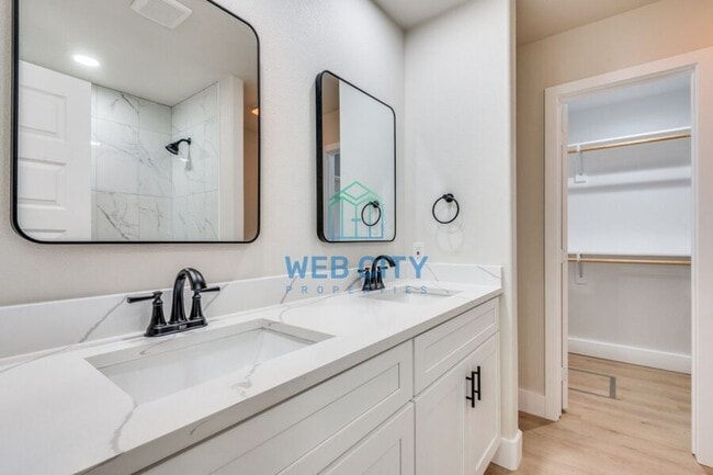 Building Photo - 2546 Kathleen Ave