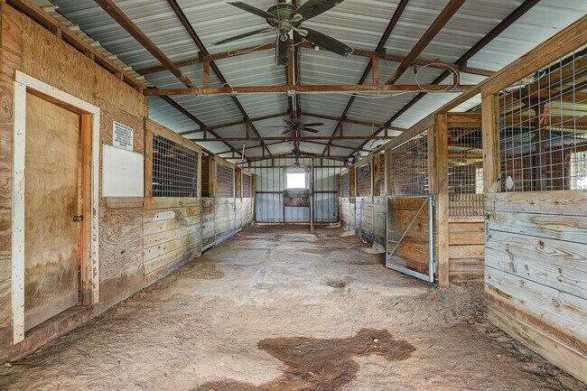 Building Photo - 1020 Thompson Oil Field Rd