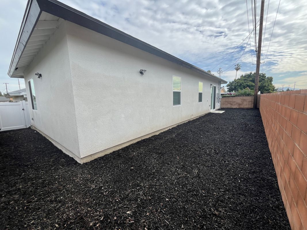 Building Photo - 8684 Oasis Ave