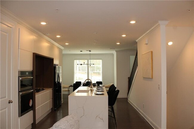 Building Photo - 6641 Beacon Dr