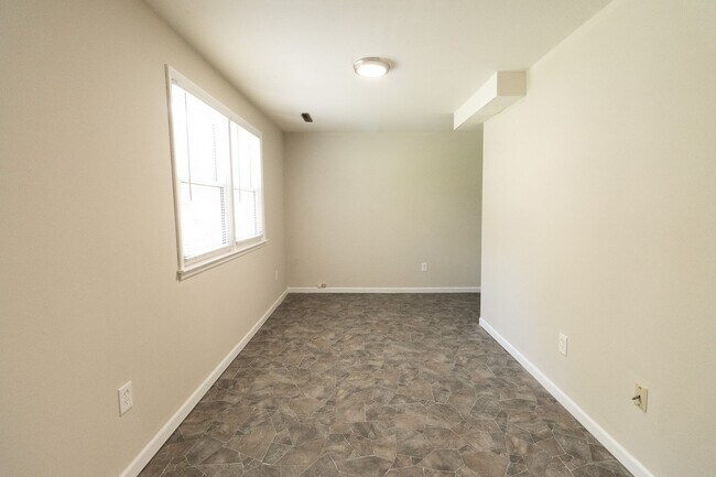 Building Photo - 2804 Isherwood Dr