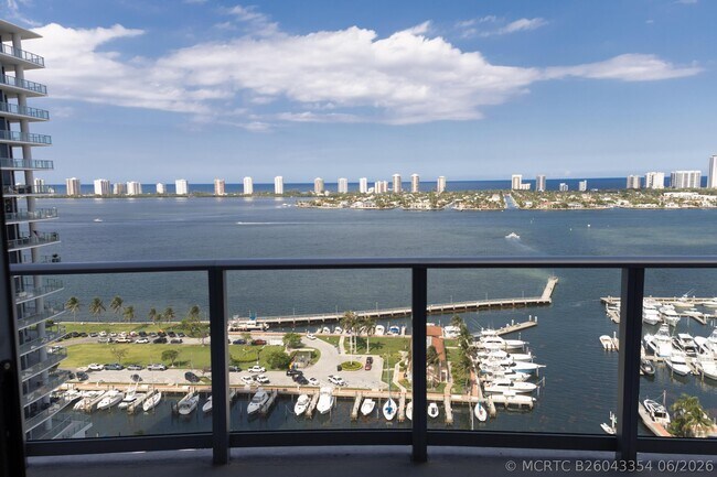 Building Photo - 220 Lake Shore Dr