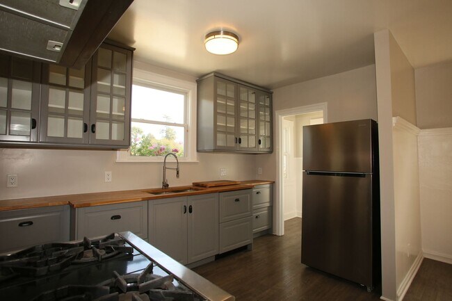 Building Photo - Laurel Street Triplex