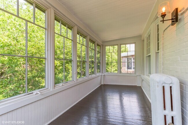 Building Photo - 621 Hinman Ave