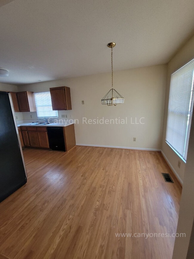 Building Photo - Beautiful 3b, ready to move in!