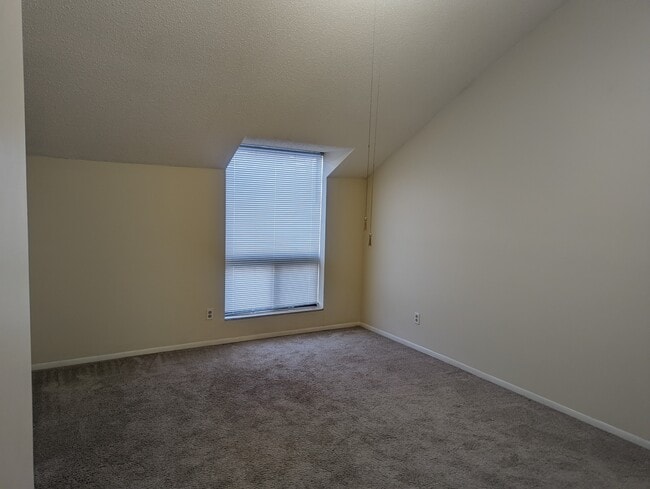 Building Photo - 2104 Melrose Dr