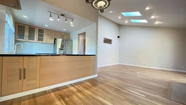 Building Photo - 2BD/2BA - Stylish 2BR Townhome Near Apple ...