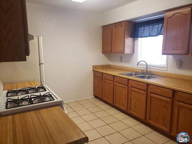 Building Photo - 658 S Cesar Chavez St