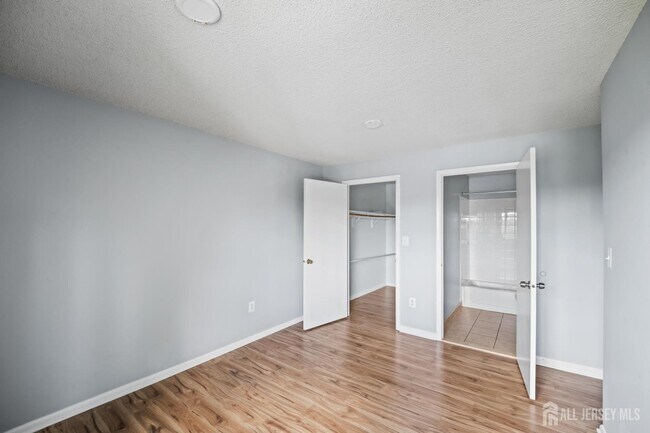 Building Photo - 307 Ravens Crest Dr