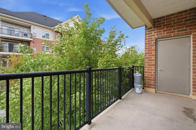 Building Photo - 301 Carson Terrace
