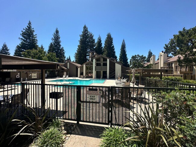 Building Photo - 3701 Colonial Dr