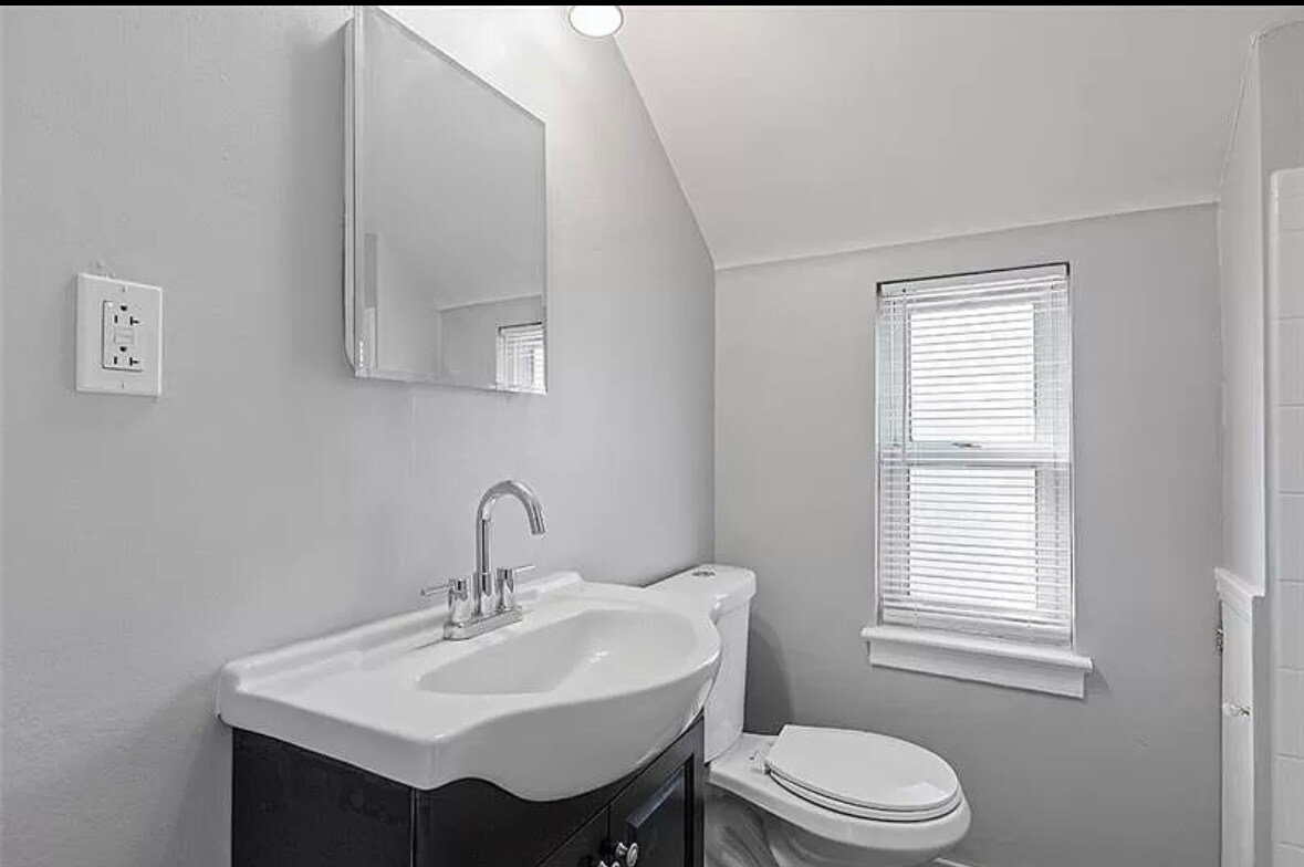 Building Photo - 118 Macfarlane Dr