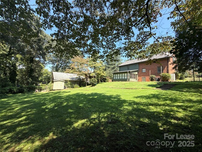 Building Photo - 1127 Queensgate St
