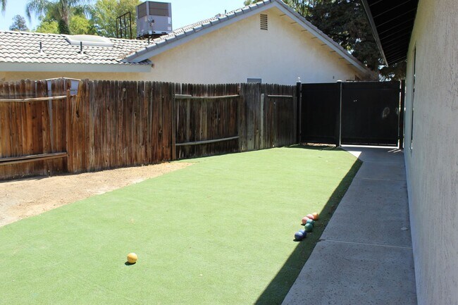 Building Photo - Northwest Home with Pool