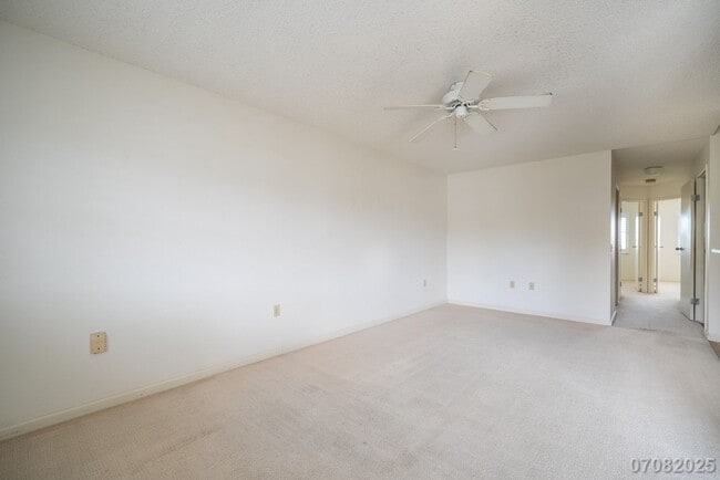 Building Photo - 2 Bedroom 2 Bathroom 2 Assigned Parking in...