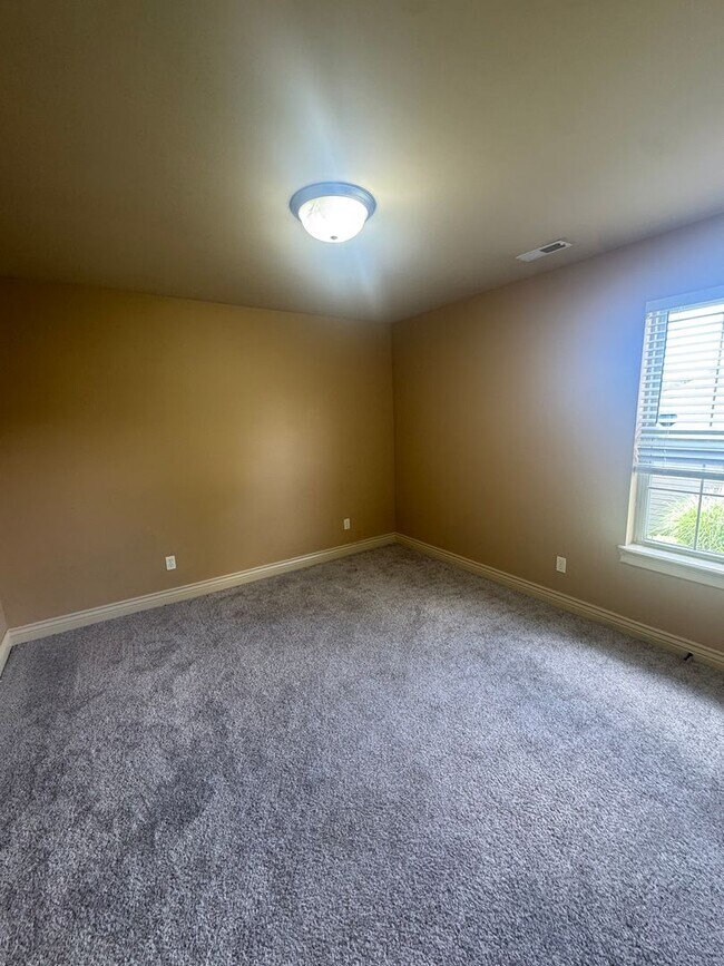 Building Photo - 3 bedroom 2 bath house w/ 2 car garage