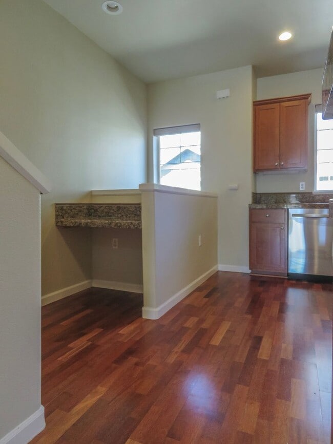 Building Photo - **No Rent Until January  !! 2 Bedroom Townhome Available Now  !! Inquire today for tour !
