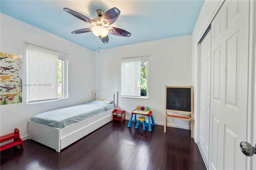 Building Photo - 2401 SW 26th St