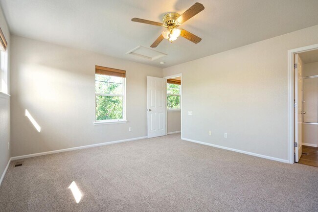Building Photo - Like-New Townhome in Desirable West Loveland
