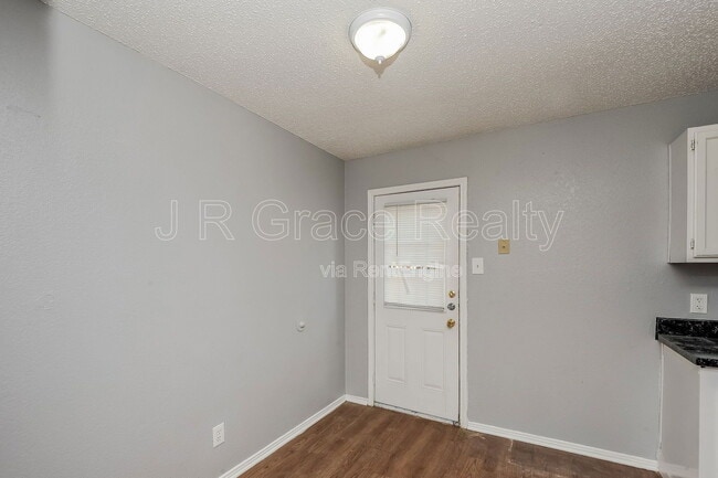 Building Photo - 5933 Shadydell Dr