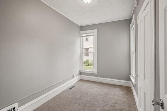 Building Photo - 3BR/1 Bath Lower Level Duplex in Northeast...